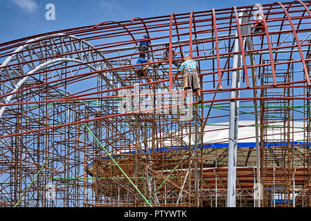 Les travailleurs de la construction La construction d'un châssis de toit en acier. La Thaïlande Asie du sud-est Banque D'Images