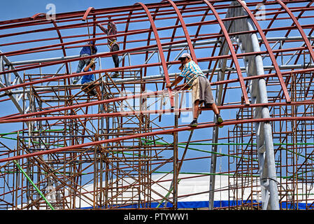 Les travailleurs de la construction La construction d'un châssis de toit en acier. La Thaïlande Asie du sud-est Banque D'Images