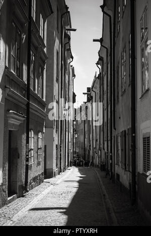 Noir et blanc photo stylisée. Vieille rue étroite de Gamla Stan, la vieille ville dans le centre de Stockholm, Suède Banque D'Images