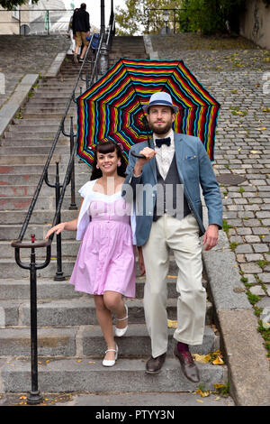 Couple en train de marcher dans les escaliers à Montmartre Banque D'Images