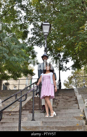 Couple en train de marcher dans les escaliers à Montmartre Banque D'Images