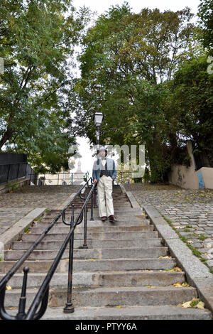 Couple en train de marcher dans les escaliers à Montmartre Banque D'Images