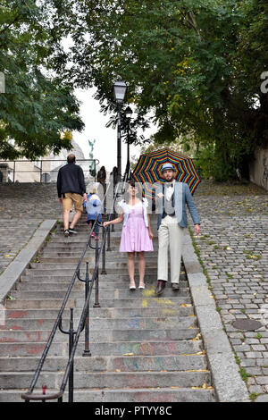 Couple en train de marcher dans les escaliers à Montmartre Banque D'Images