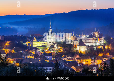 Sighisoara, Roumanie. Ville médiévale avec tour de l'horloge en Transylvanie. Banque D'Images