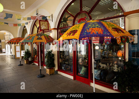 Maidstone, Kent, Royaume-Uni, du centre-ville, des bâtiments, du marché indien coloré brodé fait l'extérieur parasols cadeaux orientaux Banque D'Images