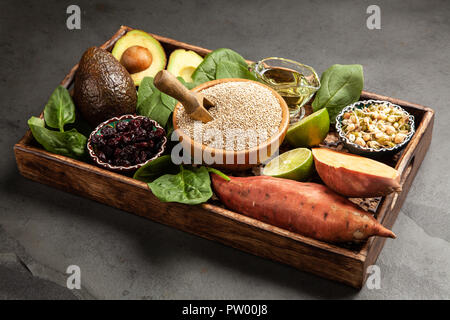Les graines de quinoa cru et salade ingrédients sur un plateau Banque D'Images