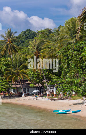 Kayaks sur la plage tropicale de Koh Kood island en Thailande Banque D'Images