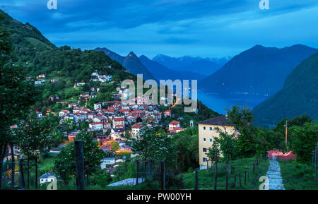 Village de Brè. La Suisse, le 11 mai 2018. Vue depuis la montagne Monte Brè village de nuit et l'éventail des montagnes. Banque D'Images