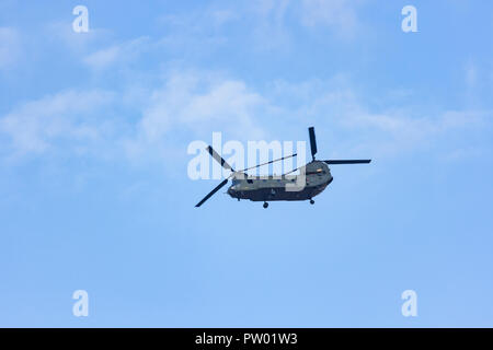 Hélicoptère Chinook RAF volant au-dessus de Bournemouth à la suite d'un affichage à l'Air Show 2018 Bournemouth, Dorset, UK Banque D'Images