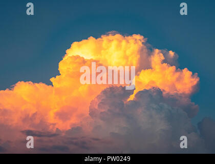 Les nuages éclairés par le soleil couchant au-dessus de Paphos, Chypre. Banque D'Images