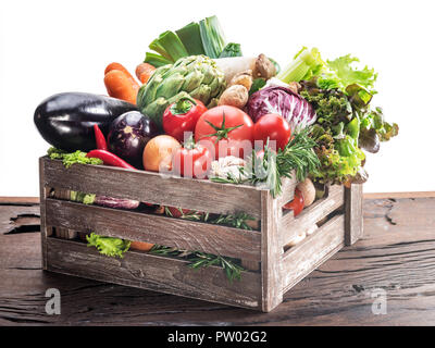 Multi-couleur fraîche de légumes dans des caisses en bois. Banque D'Images