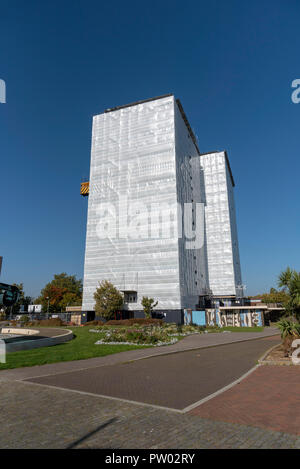 Les tours d'immeuble d'appartements et appartements couvert de bâches en plastique pour une protection contre les intempéries alors que des travaux sont effectués sur l'immeuble, Gosport, Royaume-Uni Banque D'Images