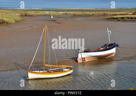 Bateaux près de Morston, entre Stiffkey et Blakeney, côte nord du comté de Norfolk, England, UK Banque D'Images