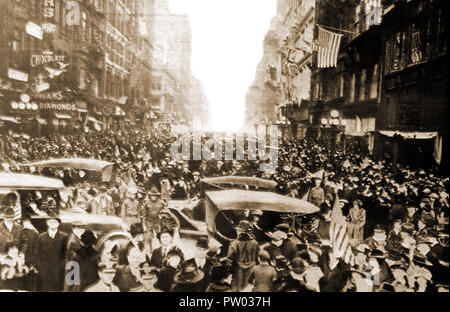 Le jour de l'Armistice - foules célèbrent la fin de la PREMIÈRE GUERRE MONDIALE, dans les rues de New York, USA (à partir d'une carte postale de l'époque) Banque D'Images