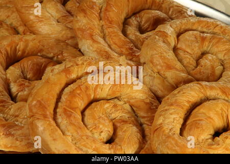 Maison traditionnelle bulgare fait spirale banitsa, mai pièces. Banque D'Images