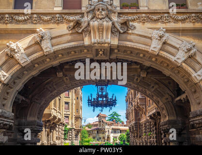 Rome, Italie - l'ésotérique quart de Rome, appelé 'quartiere Coppedè", conçu par l'architecte Gino Coppedè composé de dix-huit châteaux Banque D'Images