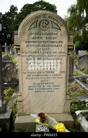 Eleanor Rigby grave rendu célèbre par la chanson des Beatles dans le parc de St Peters Church à Woolton Liverpool Merseyside England UK Banque D'Images