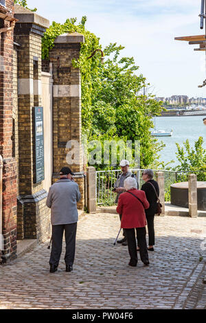 Un groupe de personnes âgées sur l'entrée du château Upnor Upnor sur High Street, Kent, UK Banque D'Images