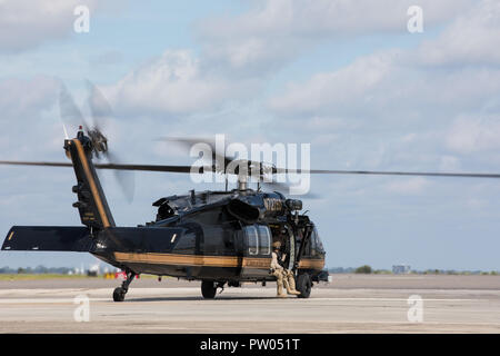 Un air d'opérations marines et Black Hawk équipage se prépare à partir à Jacksonville, en Floride, pour les interventions de recherche et de sauvetage à la lumière de l'ouragan Michael le 11 octobre 2018. Photo par Ozzy Trevino Banque D'Images