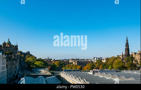 Scott monument victorien spire et la gare de Waverley gare la verrière, Princes Street, le centre-ville d'Édimbourg, Écosse, Royaume-Uni en automne Sunshine Banque D'Images