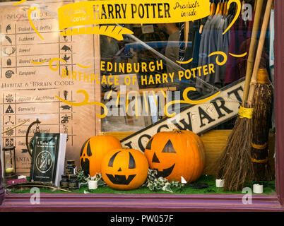 Harry Potter le chemin de magasin en fenêtre avec les souvenirs et les citrouilles pour l'Halloween, Cockburn Street, Édimbourg, Écosse, Royaume-Uni Banque D'Images