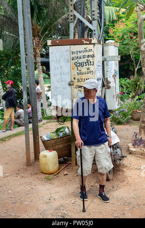 LUANG PRABANG, LAOS - 4 octobre : un homme marche sur le côté de la route le 4 octobre 2017 à Luang Prabang, Laos. Banque D'Images