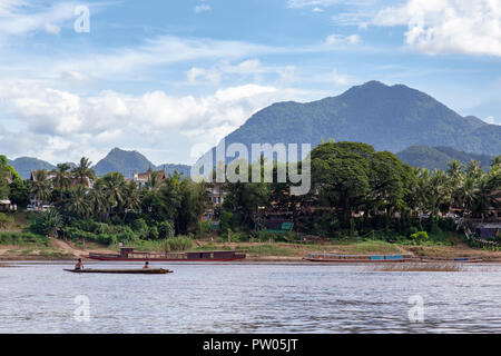 LUANG PRABANG, LAOS - 4 octobre : Unidentified enfants jouent dans un bateau sur le Mékong à Luang Prabang, Laos le 4 octobre 2017. Banque D'Images