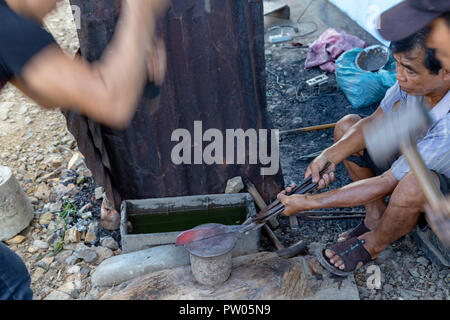 LUANG PRABANG, LAOS - 8 octobre : un homme non identifié forges un couteau sur un village local forge à Luang Prabang, Laos le 8 octobre 2017. Banque D'Images