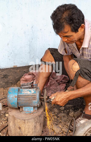 LUANG PRABANG, LAOS - 8 octobre : un homme non identifié de formes un couteau sur un village local forge à Luang Prabang, Laos le 8 octobre 2017. Banque D'Images