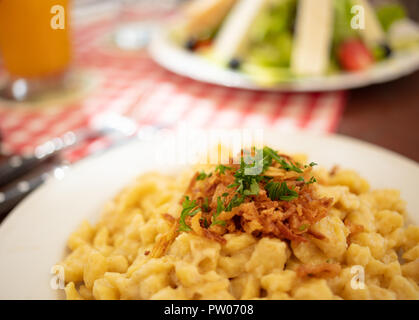 Close up d'Kaesspaetzle (plat traditionnel bavarois) sur table de restaurant Banque D'Images