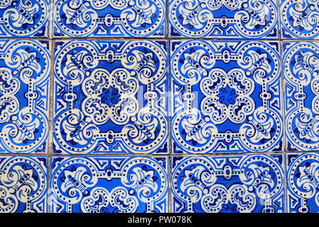 Une image abstraite d'un carrelage Azulejos compilation trouvé sur une maison de ville à Arganil, Portugal Banque D'Images