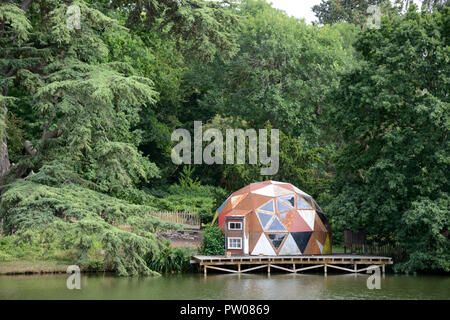 Dôme géodésique Accueil sur le bord du lac et de la forêt ou dans les bois à Compton Verney Warwickshire Angleterre Banque D'Images