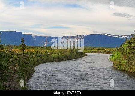 L'étang Western Brook et le parc national du Gros-Morne, à Terre-Neuve, Canada, Boardwalk, voie d'exposition et d'examen à l'intérieur des terres, les montagnes fjiord Banque D'Images