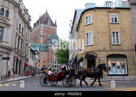 L'extraction d'un transport à travers des rues de la ville de Québec devant le Chateau Frontenac Banque D'Images