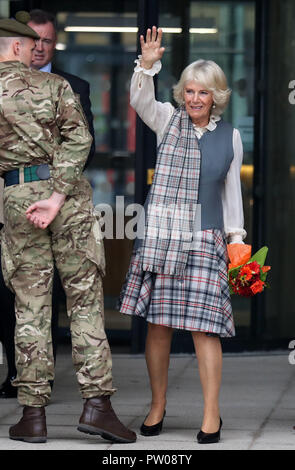 La duchesse de Cornouailles, connu sous le nom de Duchesse de Rothesay en Ecosse, les vagues comme elle quitte Alford Community Campus dans l'Aberdeenshire, en Écosse. Banque D'Images