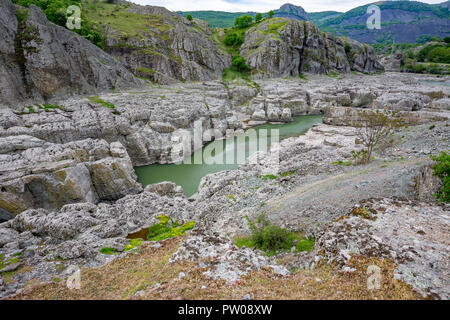 Printemps de jour vue prise à l'incroyable phénomène naturel du Canyon du diable en Bulgarie, également connu sous le nom de près de Studen Kladenetz Sheytan Dere dans réservoir Rhodopes. Les eaux vert merveilleux Banque D'Images