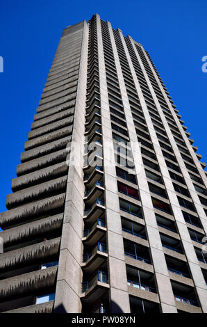 Tour de Shakespeare, le logement d'habitation le Barbican Estate, dans la ville de London, England, UK. Banque D'Images