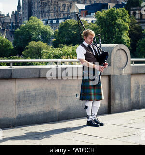 Homme jouant de la cornemuse écossaise dans le kilt, Édimbourg, Écosse Banque D'Images