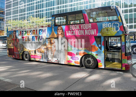 Un Big Bus tour bus à toit ouvert avec des publicités faisant la promotion du tourisme en Israël. Sur la 42e rue à Manhattan, New York City. Banque D'Images
