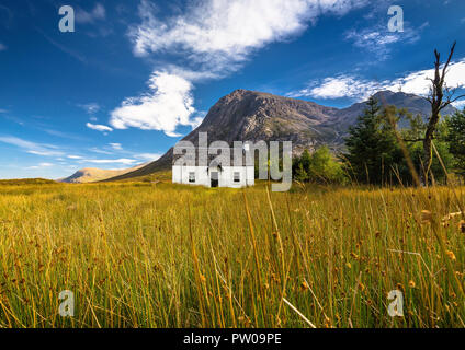 Le Lagangarbh Hut à distance en face de Buachaille Etive Mor dans Glen Coe sur une belle après-midi d'été, de l'Écosse Banque D'Images