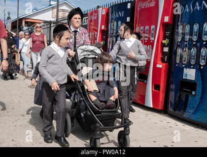 Partie d'une famille juive religieuse dans Coney Island célébrer Souccot, une maison de vacances où il est obligatoire d'avoir du plaisir. Banque D'Images