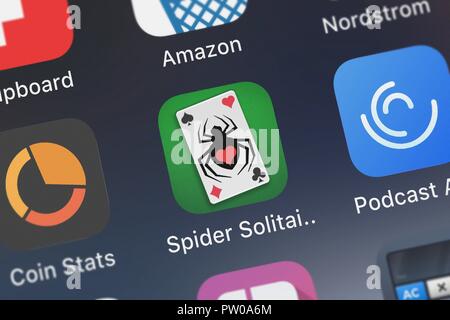 Londres, Royaume-Uni - 11 octobre 2018 : Le Spider Solitaire : Royaume de BitMango application mobile sur un écran d'iPhone. Banque D'Images