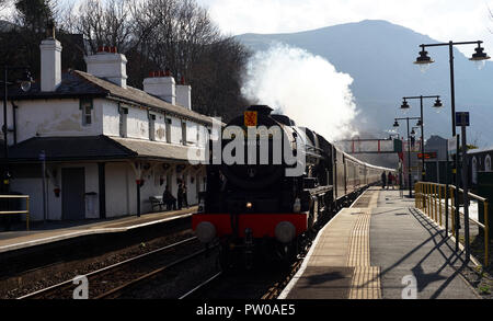 Le Royal Scot Penmaenmawr Train à vapeur en passant par la gare, à environ 60 mi/h, c'est tout un spectacle ! Image prise en avril 2018. Banque D'Images