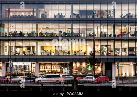 Albert Quay, Cork, Irlande. 27 octobre 2016. Tôt le matin, les travailleurs à leur bureau dans les bureaux à l'une de Albert Quay, Cork, Irlande. Banque D'Images