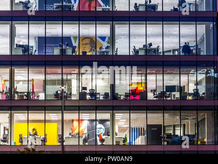 Albert Quay, Cork, Irlande. 27 octobre 2016. Tôt le matin, les travailleurs à leur bureau dans les bureaux à l'une de Albert Quay, Cork, Irlande. Banque D'Images