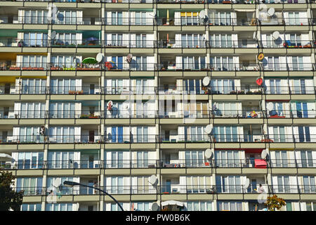 Remplissage du châssis droit d'appartements identiques avec des antennes paraboliques, vu à Berlin, Allemagne. Banque D'Images