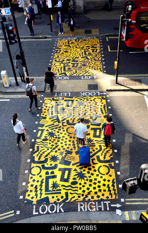 'City Jam' (Eley Kishimoto) 2018 cossing piétonne par la barbacane, partie de la culture "mille passages colorés' art project, Londres, Royaume-Uni. Banque D'Images