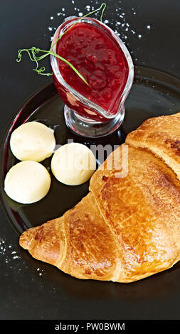 Gros plan du beurre, de la confiture et des croissants frais Banque D'Images