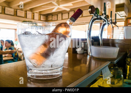 Vin rose dans un verre avec de l'eau froide et de glace dans le restaurant Banque D'Images