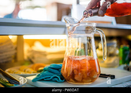 Verser l'alcool pour Sangria : la verseuse à orange Banque D'Images